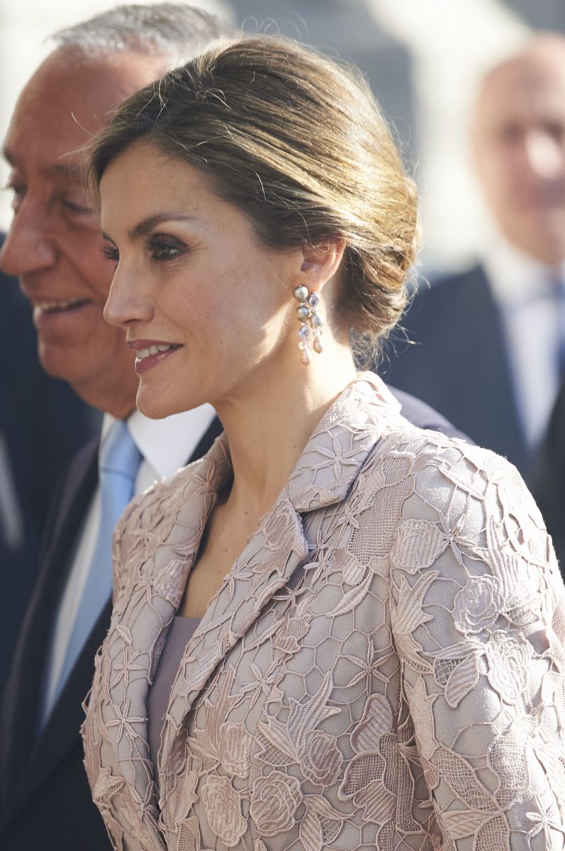 Сдержанный макияж королевы Летиции, женственная прическа Кэти Перри и другие (ФОТО)